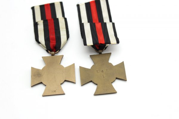 2 Stück Kriegs-Verdienstkreuz 1. Weltkrieg 1914 1918 mit Hersteller