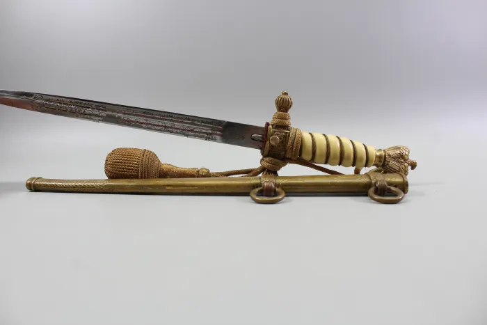 WW2 Kriegsmarine Offiziersdolch mit Portepee & Blitzscheide – F.W. Höller Solingen