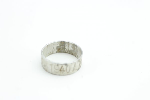 Ring aus Alu, mehrfach graviert mit  1940 AP2810 sowie IV FR RDKL, Durchmesser  18,3 mm