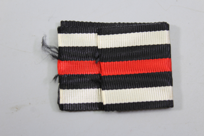 Kriegsverdienstkreuz 2. Klasse mit Schwertern mit Tüte 1939 mit Packpapier für das Band