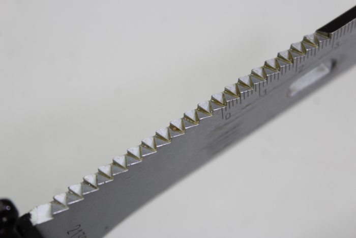 Kampfmesser 87 Überlebensmesser KM 87 der Nationalen Volksarmee mit kompl. Überlebenskapsel im Griff, original
