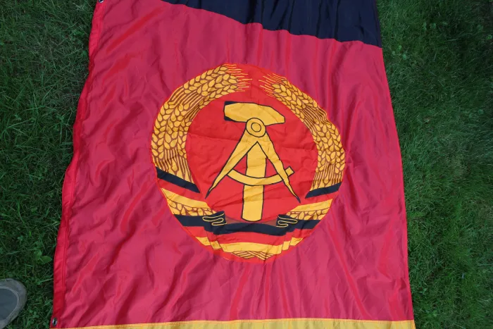 Originale zeitgenössische DDR Mast Fahne / DDR Fahne Fahne mit Wappen und VEB Kontrollnummer