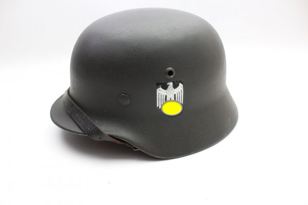 Wehrmacht M 40 EF 66/21478 Stahlhelm mit Trägername, einem Abzeichen im Top Zustand