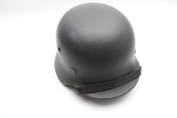 Wehrmacht M 40 EF 66/21478 Stahlhelm mit Trägername, einem Abzeichen im Top Zustand