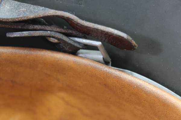 Wehrmacht M 40 EF 66/21478 Stahlhelm mit Trägername, einem Abzeichen im Top Zustand