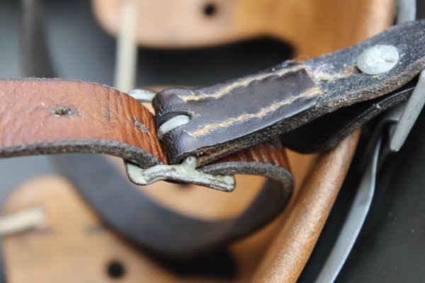 Wehrmacht M 40 EF 66/21478 Stahlhelm mit Trägername, einem Abzeichen im Top Zustand