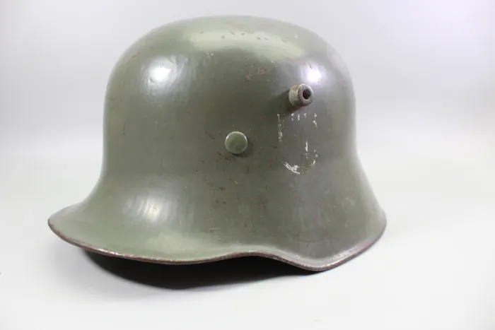 Deutscher M18 Stahlhelm mit Trägername und „Nobelriemen“ sowie Einheit Pionier-Bataillon 20 aus Hamburg – Harburg, ehem. Doppelemblem