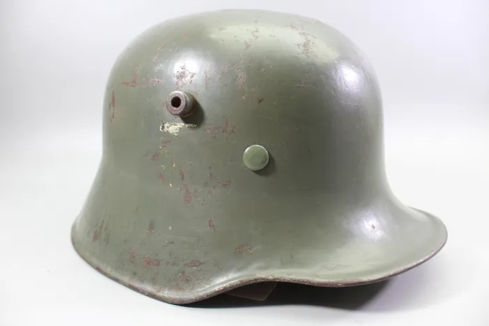 Deutscher M18 Stahlhelm mit Trägername und „Nobelriemen“ sowie Einheit Pionier-Bataillon 20 aus Hamburg – Harburg, ehem. Doppelemblem