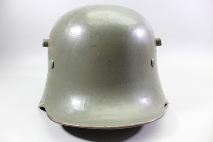 Deutscher M18 Stahlhelm mit Trägername und „Nobelriemen“ sowie Einheit Pionier-Bataillon 20 aus Hamburg – Harburg, ehem. Doppelemblem