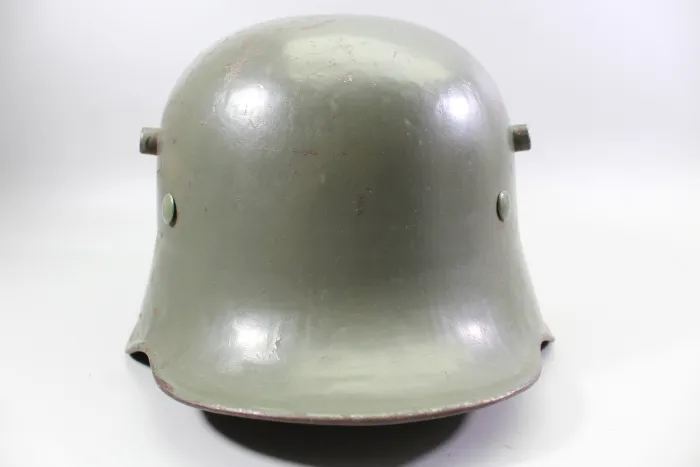 Deutscher M18 Stahlhelm mit Trägername und „Nobelriemen“ sowie Einheit Pionier-Bataillon 20 aus Hamburg – Harburg, ehem. Doppelemblem