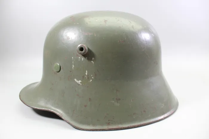 Deutscher M18 Stahlhelm mit Trägername und „Nobelriemen“ sowie Einheit Pionier-Bataillon 20 aus Hamburg – Harburg, ehem. Doppelemblem