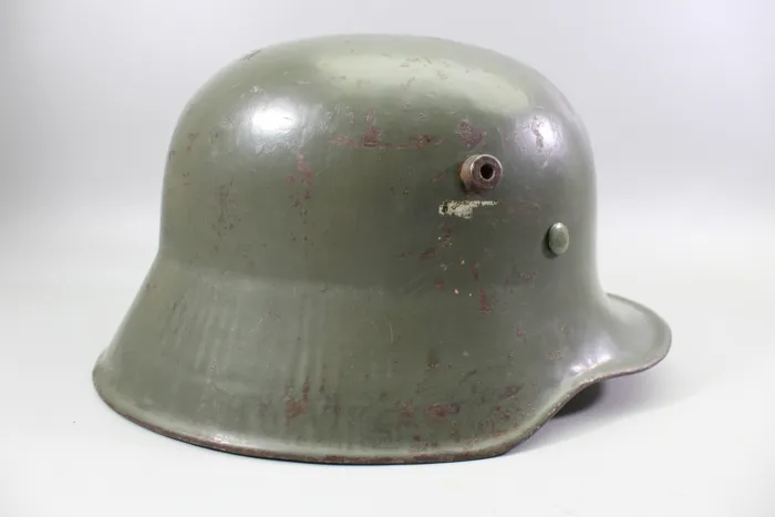 Deutscher M18 Stahlhelm mit Trägername und „Nobelriemen“ sowie Einheit Pionier-Bataillon 20 aus Hamburg – Harburg, ehem. Doppelemblem