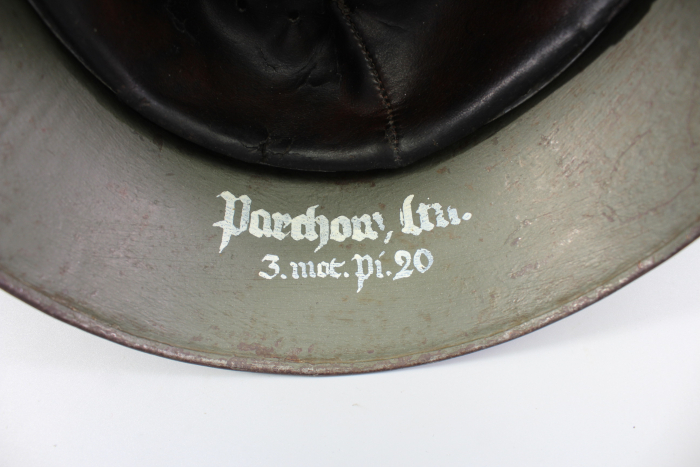 Deutscher M18 Stahlhelm mit Trägername und „Nobelriemen“ sowie Einheit Pionier-Bataillon 20 aus Hamburg – Harburg, ehem. Doppelemblem
