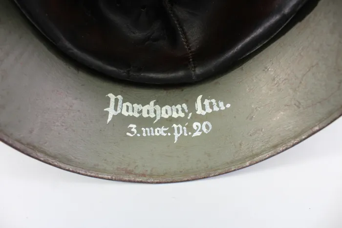 Deutscher M18 Stahlhelm mit Trägername und „Nobelriemen“ sowie Einheit Pionier-Bataillon 20 aus Hamburg – Harburg, ehem. Doppelemblem