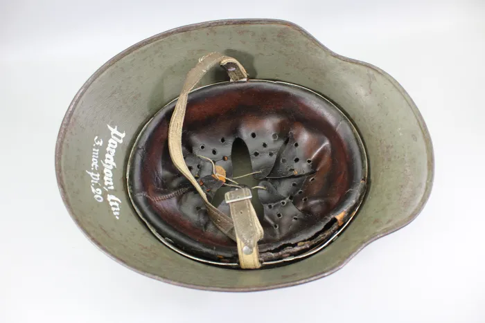 Deutscher M18 Stahlhelm mit Trägername und „Nobelriemen“ sowie Einheit Pionier-Bataillon 20 aus Hamburg – Harburg, ehem. Doppelemblem