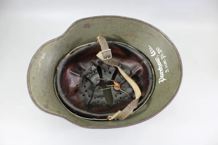 Deutscher M18 Stahlhelm mit Trägername und „Nobelriemen“ sowie Einheit Pionier-Bataillon 20 aus Hamburg – Harburg, ehem. Doppelemblem