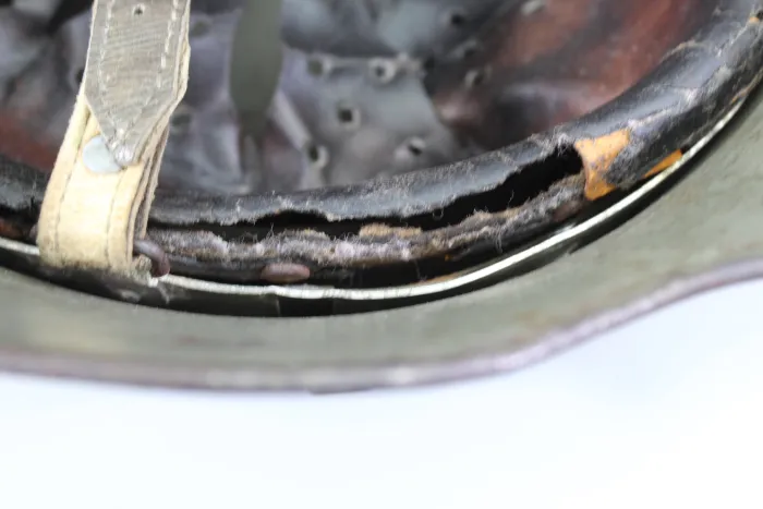 Deutscher M18 Stahlhelm mit Trägername und „Nobelriemen“ sowie Einheit Pionier-Bataillon 20 aus Hamburg – Harburg, ehem. Doppelemblem