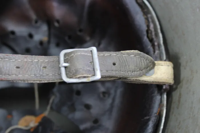 Deutscher M18 Stahlhelm mit Trägername und „Nobelriemen“ sowie Einheit Pionier-Bataillon 20 aus Hamburg – Harburg, ehem. Doppelemblem