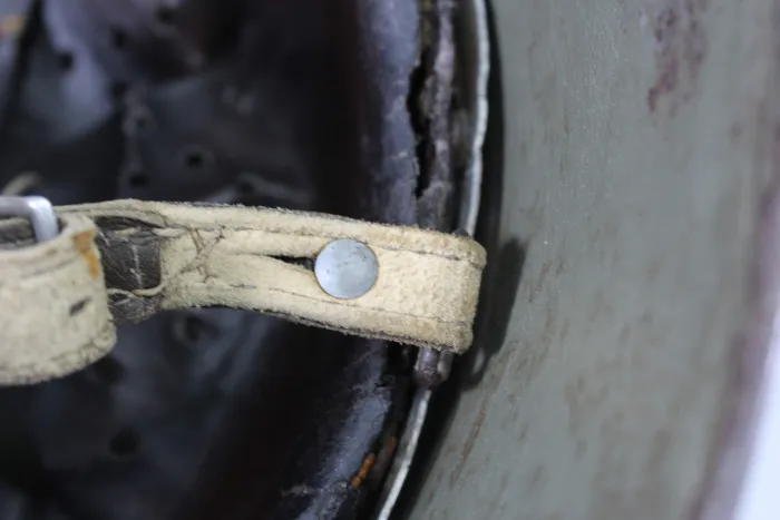 Deutscher M18 Stahlhelm mit Trägername und „Nobelriemen“ sowie Einheit Pionier-Bataillon 20 aus Hamburg – Harburg, ehem. Doppelemblem