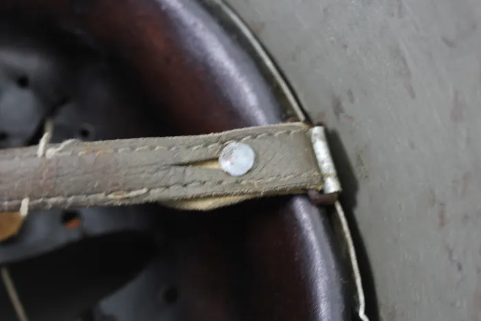 Deutscher M18 Stahlhelm mit Trägername und „Nobelriemen“ sowie Einheit Pionier-Bataillon 20 aus Hamburg – Harburg, ehem. Doppelemblem