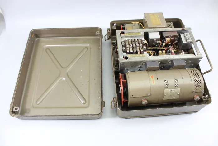 Elektromechanischen Rota­tions­um­former (Typ „ZK 36“) im Gehäuse