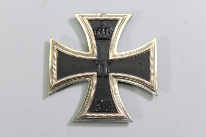 Originaler Nachlass des Soldaten Theodor Wellmann aus dem 1. & 2. Weltkrieg, Tapferkeitsmedaille als Musketier bei Liuilly Marne 02.09.1918 mit Gravur, Urkunde, Wehrpass
