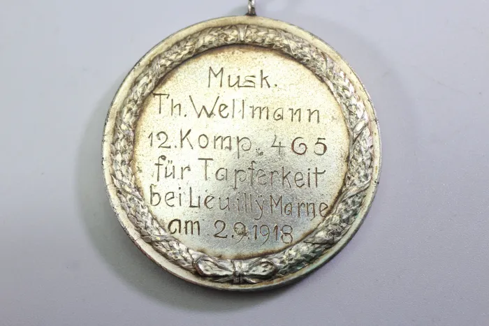 Originaler Nachlass des Soldaten Theodor Wellmann aus dem 1. & 2. Weltkrieg, Tapferkeitsmedaille als Musketier bei Liuilly Marne 02.09.1918 mit Gravur, Urkunde, Wehrpass