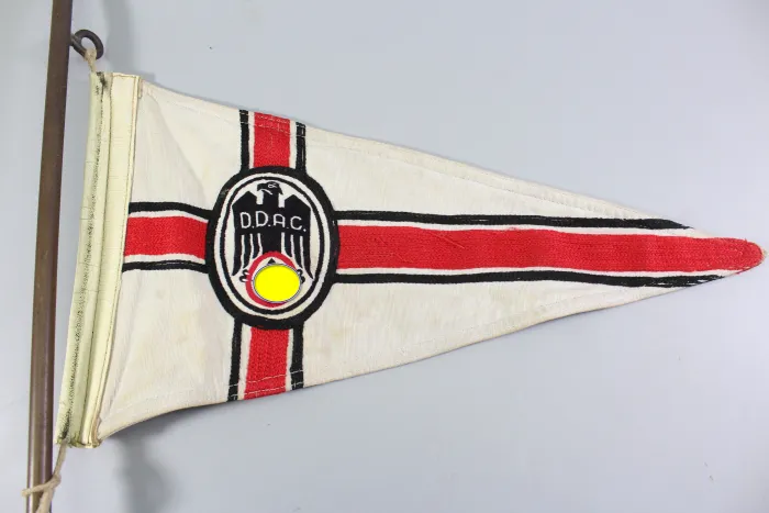 Kraftfahrstander des deutschen Automobil – Club DDAC Wimpel 1933 – 1944 für ein Auto – Motorrad als Dienstfahrzeug