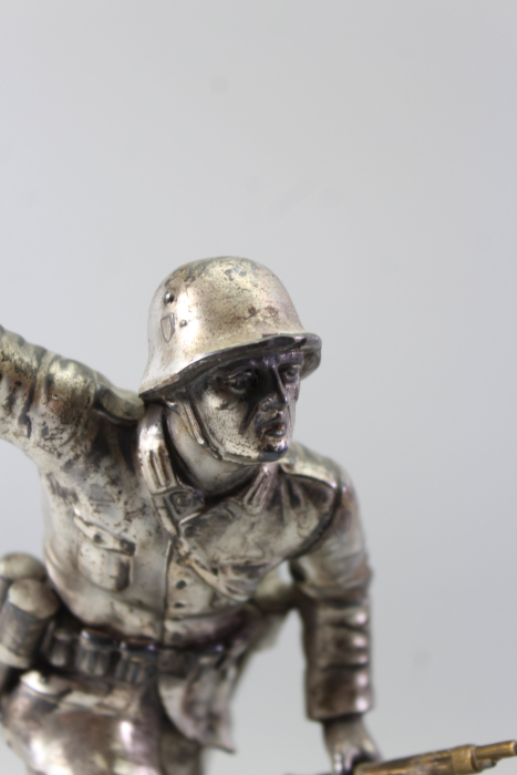 Plastische Darstellung eines mit Handgranate Voranstürmenden Infanteristen. Spritzguss versilbert, Gesamthöhe 23,5cm