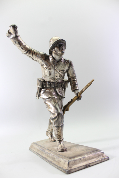 Plastische Darstellung eines mit Handgranate Voranstürmenden Infanteristen. Spritzguss versilbert, Gesamthöhe 23,5cm