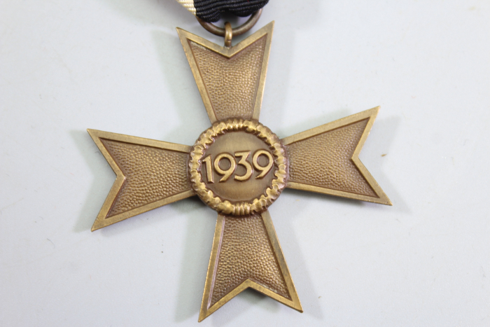 2x Kriegsverdienstkreuz am Band