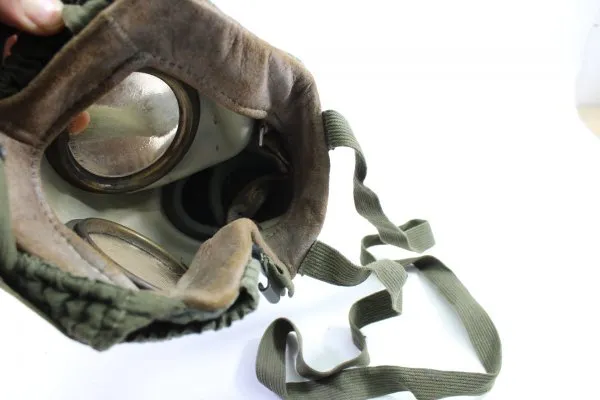 Gas mask can, manufacturer ebu 43 with gas mask 1937