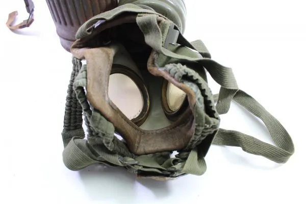 Gas mask can, manufacturer ebu 43 with gas mask 1937