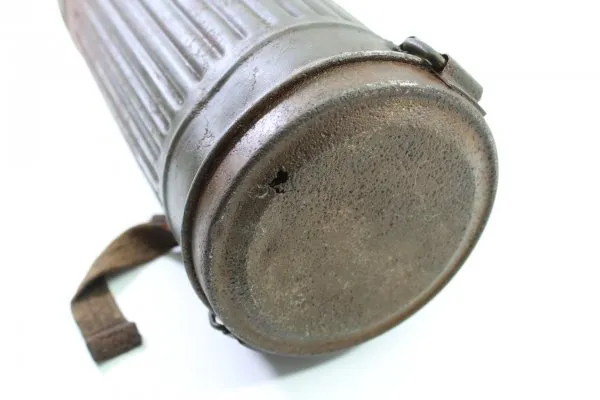 Gas mask can, manufacturer ebu 43 with gas mask 1937