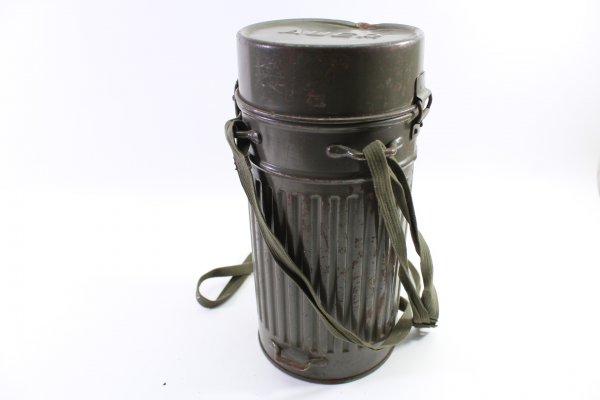 Gas mask tin Auer Gas mask tin from Auer without contents