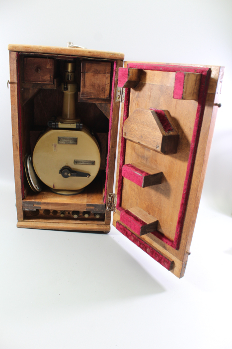 Originale Schmidtsche Feldwaage zum Erkunden von Bodenschätzen 1937 im Transportkasten