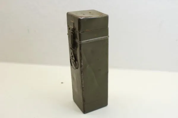 ww2 Metal container accessories weapons