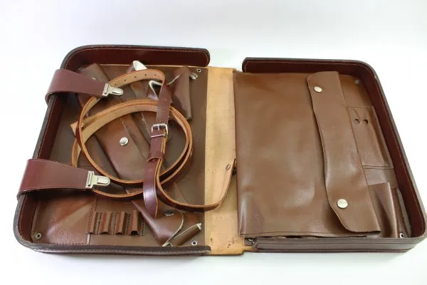 Map case of the NVA, GDR made of artificial leather after 1945 with shoulder strap.