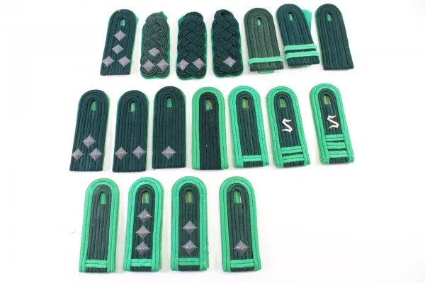 Lot of 18 shoulder boards of the NVD DDR, contemporary pieces