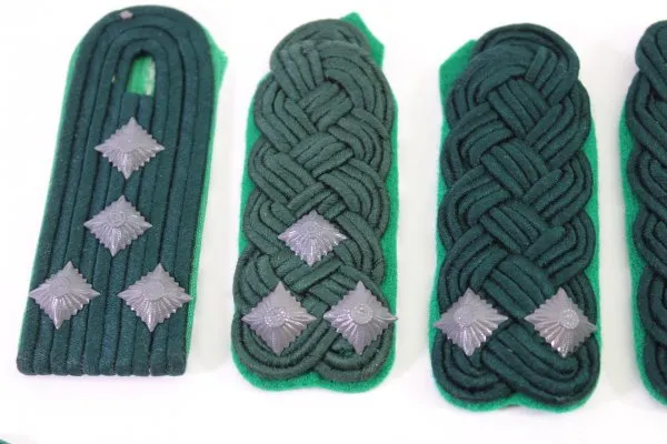 Lot of 18 shoulder boards of the NVD DDR, contemporary pieces