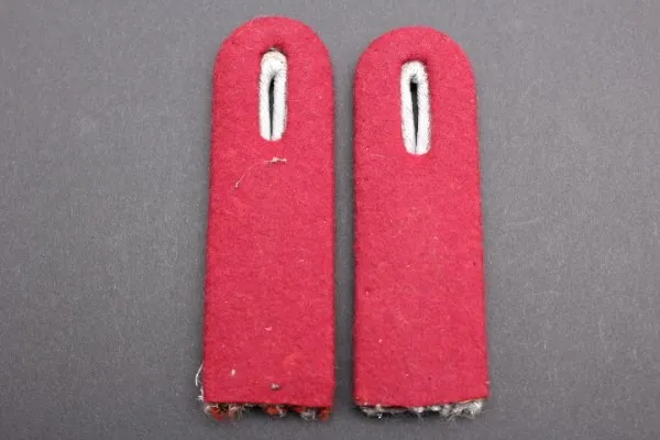 Ww2 Wehrmacht / pair of shoulder boards of a lieutenant in the artillery