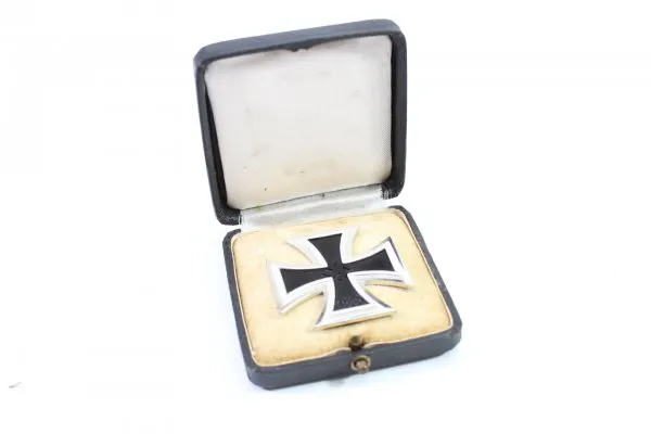 Award case – Case for the Iron Cross 1st Class 1939 – Manufacturer D & B – EK1 case
