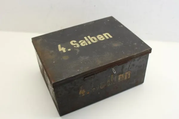 Wehrmacht Transportkasten Blech 4 Salben mit Inhaltsverzeichnis