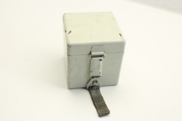 Wehrmacht Batteriekasten für Strichplattenbeleuchtung optische Geräte, Scherenfernrohr und Entfernungsmesser EM, Hersteller fwq und WaA