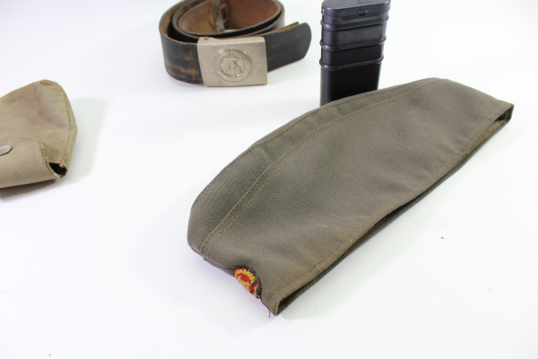 Konvolut NVA DDR Lederkoppel, Waffenreinigungsgerät etc