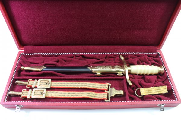 DDR / NVA Präsentationsdolch  Dolch General Inschrift „ Ministerium für Staatssicherheit “ in Schatulle