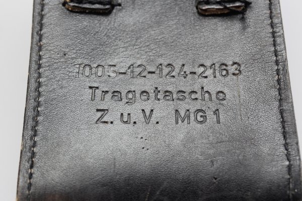 Schwarze Ledertasche für MG1 mit Versorgungsnummer, gebraucht