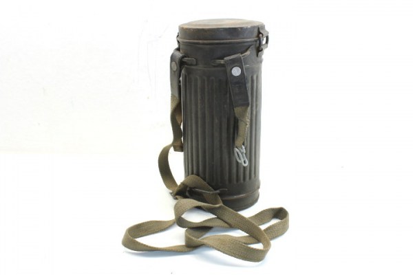 ww2 German gas mask Wehrmacht in container with unit 1/38