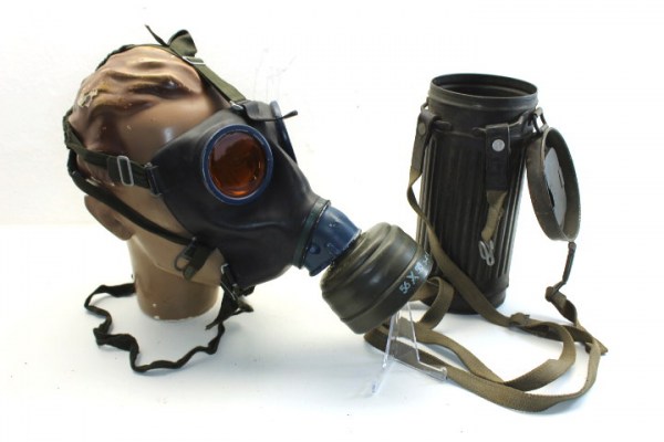 ww2 German gas mask Wehrmacht in container with unit 1/38