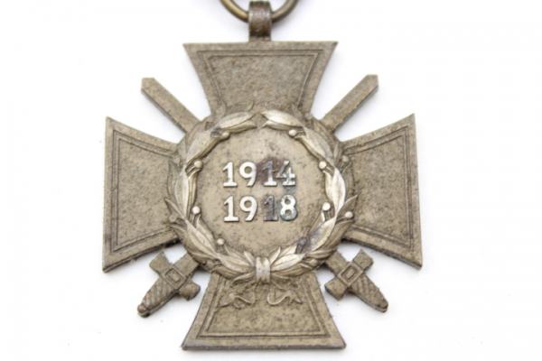Cross of honor for combatants in the front with a needle system
